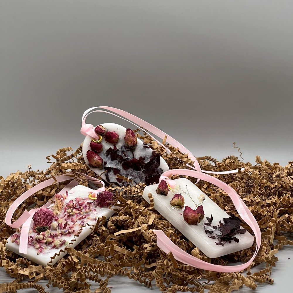 Scented soy wax sachets for cabinets and drawers with natural fragrances.